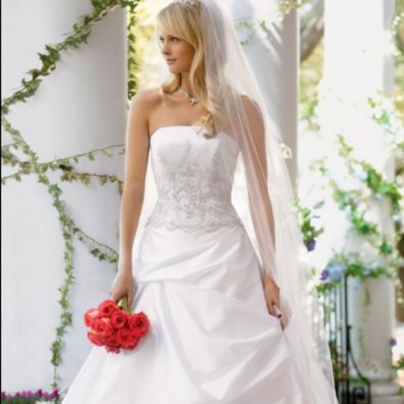 David's Bridal Dresses & Skirts - David’s Bridal V9202 Wedding Gown